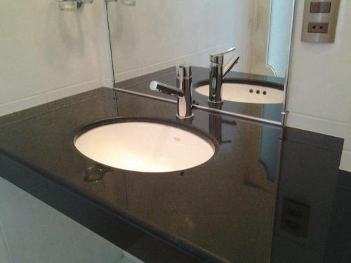 a bathroom with two sinks on a counter at Luz Palace Hotel in Tarija