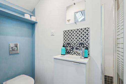 une salle de bain avec un lavabo et des toilettes dans l'établissement Budget appart avec parking au centre-ville, à Charleville-Mézières