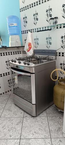 a kitchen with a stove with a bag on it at Casa Goio Morro de São Paulo in Morro de São Paulo