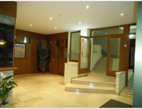 une grande chambre avec un escalier et un hall dans l'établissement Apartamento céntrico Playa de Aro con piscina., à Platja d'Aro
