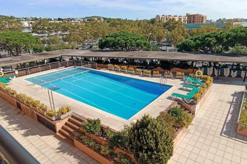 einen Blick über den Pool eines Hotels in der Unterkunft Apartamento céntrico Playa de Aro con piscina. in Platja  d'Aro