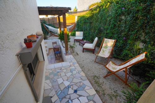 patio con sillas y TV en Sibylla Studio Deluxe, en Kalymnos