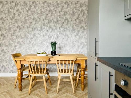 Η κουζίνα ή μικρή κουζίνα στο uSnooz I Charming 4-Bed Halifax Home with Garden