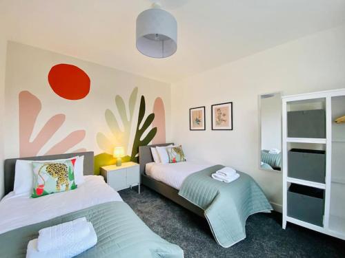 Ένα ή περισσότερα κρεβάτια σε δωμάτιο στο uSnooz I Charming 4-Bed Halifax Home with Garden