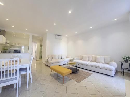- un salon avec deux canapés blancs et une table dans l'établissement Nestor&Jeeves - JACARANDA - Carre d Or, Proche mer, à Nice