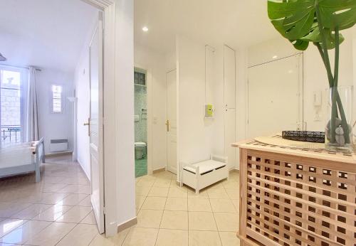 une salle de bain avec douche et toilettes dans l'établissement Nestor&Jeeves - JACARANDA - Carre d Or, Proche mer, à Nice