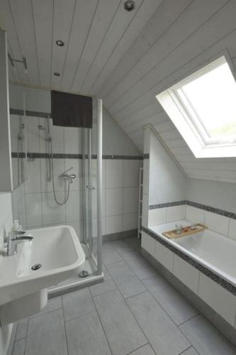 y baño con ducha, lavabo y bañera. en Wiegmanns Ferienapartment, en Mechernich