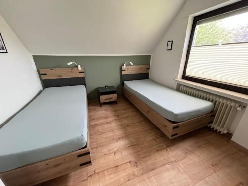 Tempat tidur dalam kamar di Wiegmanns Ferienapartment