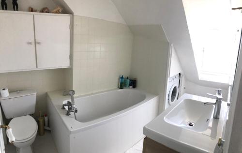une salle de bain avec une baignoire, des toilettes et un lavabo dans l'établissement Duplex apartment with amazing views, à Paris