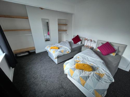 uma sala de estar com uma cama e um sofá em Super Value Three Bedroom House em Hull
