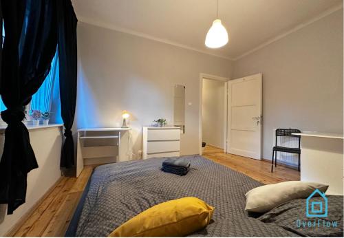 um quarto com uma cama, uma secretária e uma janela em Boat Room em Gdańsk