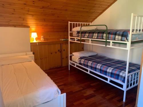 a bedroom with two bunk beds in a cabin at Sopra la Scaletta in Lavarone