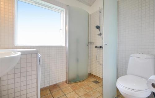 uma casa de banho com um chuveiro, um WC e um lavatório. em Beautiful Home In Haderslev With 2 Bedrooms And Wifi em Knud