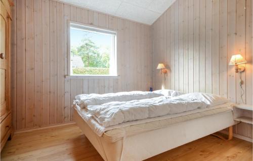 KnudにあるBeautiful Home In Haderslev With 2 Bedrooms And Wifiの窓付きの部屋にベッド付きのベッドルーム1室があります。