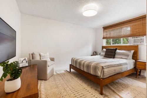 um quarto com uma cama e um sofá em Vancouver Escape, Spacious 3-Bdrm Private Home em Vancouver