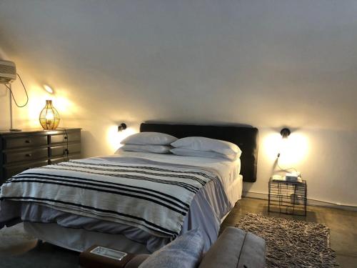 1 dormitorio con 1 cama y 1 sofá en CASA-BOSQUE-ARROYO en Colón