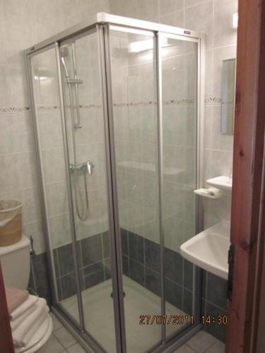 une salle de bain avec une douche avec des toilettes et un lavabo dans l'établissement Hôtel les skieurs, à Bellevaux