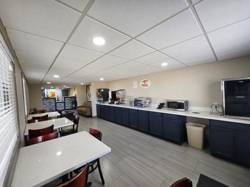 Dapur atau dapur kecil di Super 8 by Wyndham Buffalo