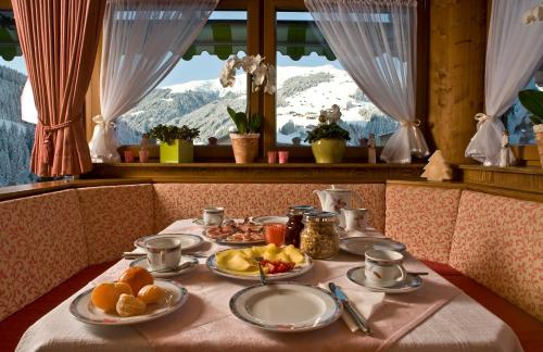a table with plates of fruit on it with a view at Gästehaus Hochtirol in Vorderlanersbach