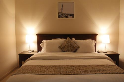 Un pat sau paturi într-o cameră la Plaza Home