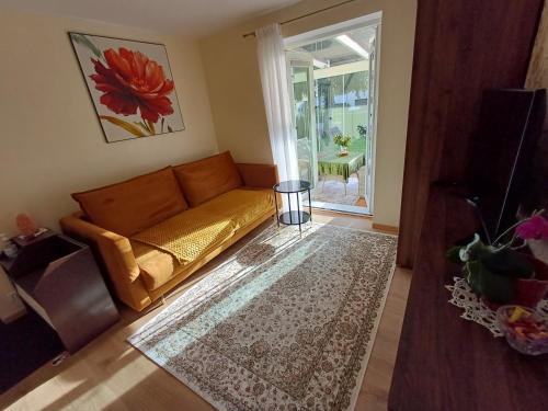 Pärnu Posti Apartment في بارنو: غرفة معيشة مع أريكة وطاولة