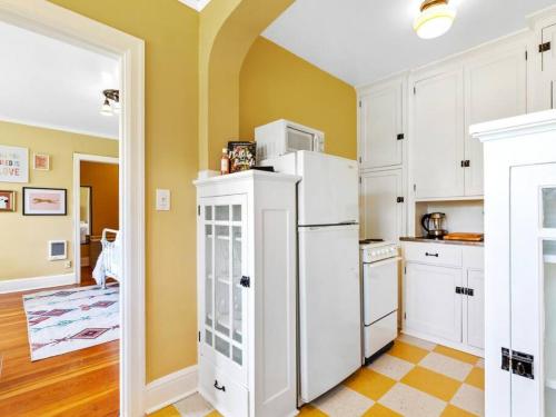 ポートランドにあるNW Studio with a Viewの白い家電製品と黄色の壁が備わるキッチン