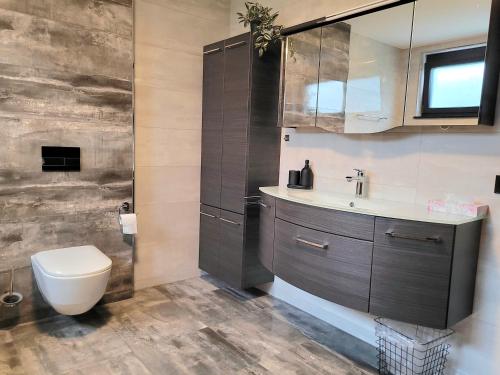 bagno con servizi igienici e lavandino di Luxury Appartement Marz-Europapark, Rulantika a Mahlberg