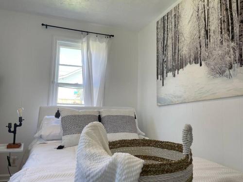 ein Schlafzimmer mit einem Bett mit einem Stuhl und einem Bild an der Wand in der Unterkunft Pet Friendly, 30+ Night Stay in Johnson City