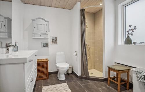 Koupelna v ubytování Amazing Home In Ebeltoft With Wifi