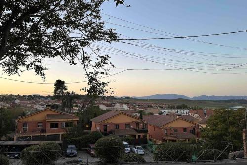 uma vista para uma cidade com casas e montanhas em Bodega típica en El Molar sin camas ni dormitorios em El Molar