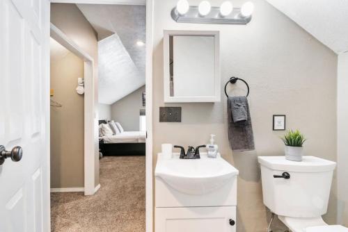 uma casa de banho com um WC e um lavatório em Dazzling 3bd, 2ba Home with Private Deck near Alberta em Portland