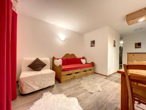 - un salon avec un canapé rouge et une chaise dans l'établissement Superbe appartement au pied des pistes - Bergers, à Huez