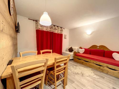 un salon avec un canapé rouge et une table dans l'établissement Superbe appartement au pied des pistes - Bergers, à Huez