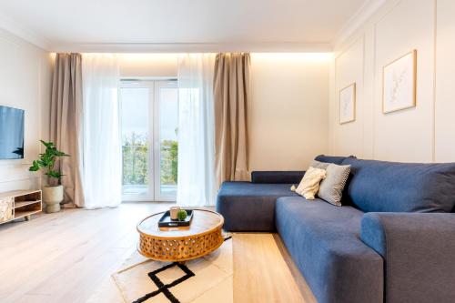 Posezení v ubytování Marina Chill - widok na wodę, klima, lux, parking, winda, Netflix i TV55"