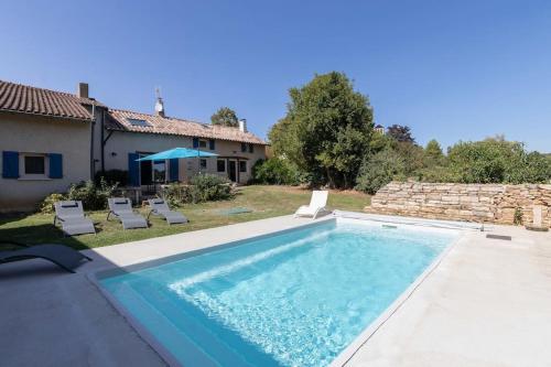 une piscine dans l'arrière-cour d'une maison dans l'établissement Cabana & Aux pieds des Vignes - Proche Mâcon Nord, à Péronne