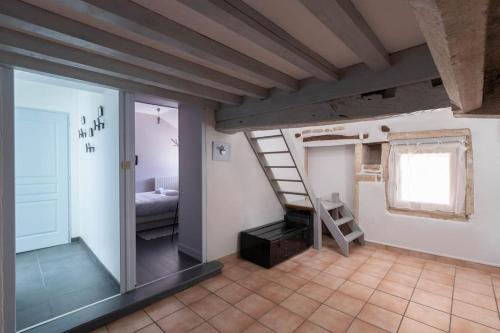 Cette chambre dispose de lits superposés et d'une échelle. dans l'établissement Cabana & Aux pieds des Vignes - Proche Mâcon Nord, à Péronne