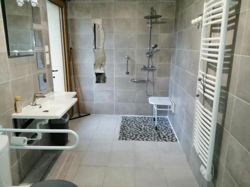 Ένα μπάνιο στο Gîte de Landemeure, 10 couchages, accès PMR