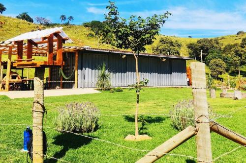 Taman di luar Casa Container com SPA e linda vista para a Serra da Mantiqueira