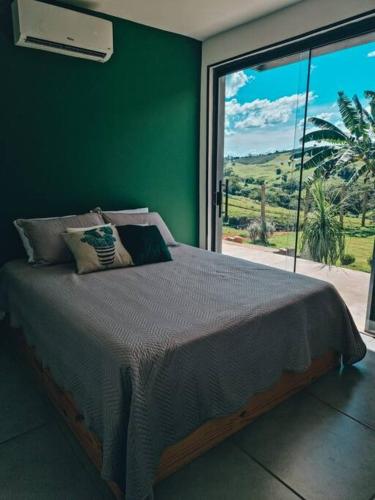 Katil atau katil-katil dalam bilik di Casa Container com SPA e linda vista para a Serra da Mantiqueira