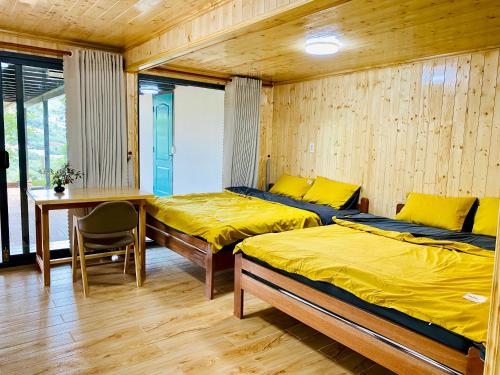 Un pat sau paturi într-o cameră la Mimoza Homestay Cầu Đất