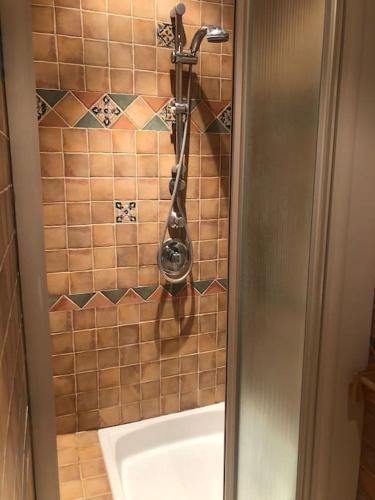 La salle de bains est pourvue d'une douche, d'une baignoire et d'un lavabo. dans l'établissement Maison de 1820 dans un écrin de verdure de 2 ha, à Entrechaux