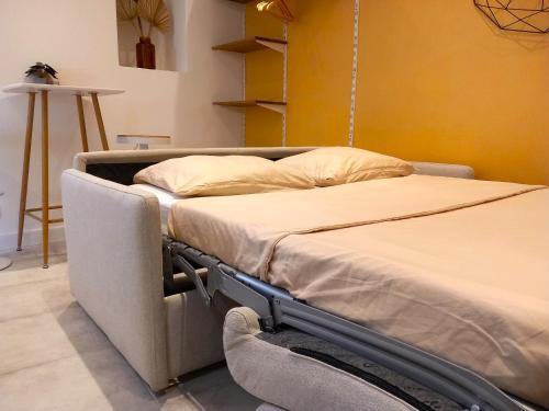 ein Krankenhausbett in einem Zimmer mit zwei Matratzen in der Unterkunft #1 Studio # Place charmante in Toulon