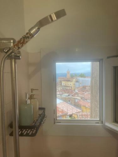 La salle de bains est pourvue d'une douche et d'une fenêtre avec vue. dans l'établissement Fenêtre sur Grasse, à Grasse