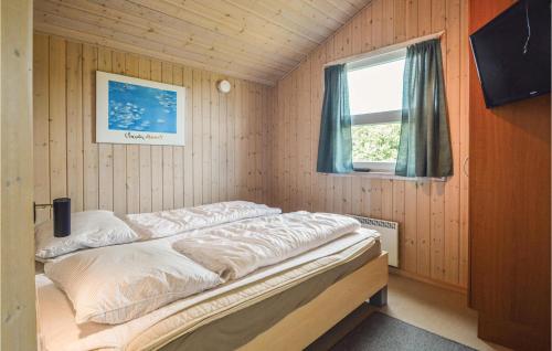 HemmetにあるStunning Home In Tarm With 3 Bedrooms, Sauna And Wifiの窓付きの部屋のベッド1台
