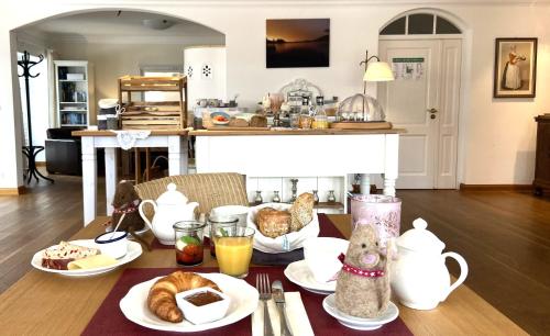 バート・ウィーゼにあるLandhaus Marinella Hotel Garniの食べ物の皿が置かれたテーブル