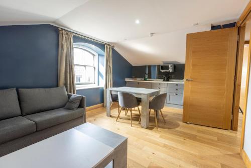 un soggiorno con divano e tavolo di MONO Suites Old Town a Edimburgo