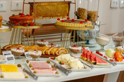 a buffet with many different types of desserts and pastries at Ti Voglio Bene in Campos do Jordão