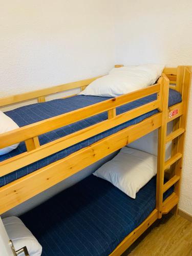 quelques lits superposés dans une chambre dans l'établissement Appart rénové avec piscine chauffée - 4 personnes, à Risoul