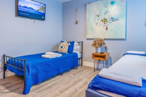 Ένα ή περισσότερα κρεβάτια σε δωμάτιο στο Casa Tropicana - Heated Pool, Game Room & Mins from beach
