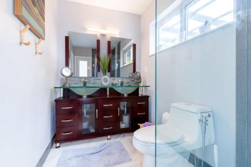 Ένα μπάνιο στο Casa Tropicana - Heated Pool, Game Room & Mins from beach